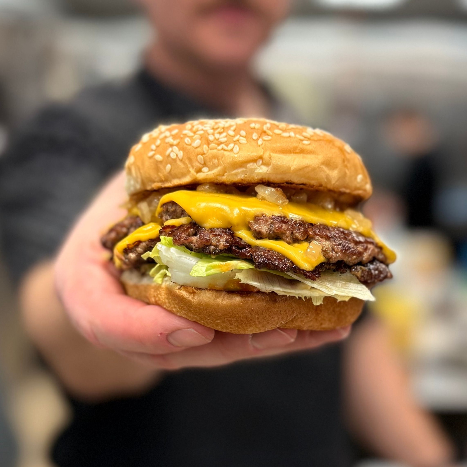 https://appetizing-cactus-7139e93734.media.strapiapp.com/legacy_burger_9b51fbb6dd.jpg